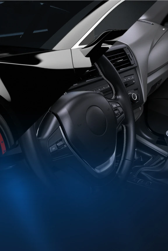 Glänzendes schwarzes Auto mit Detailansicht von Felge, Lenkrad und Innenraum auf blauem Hintergrund.